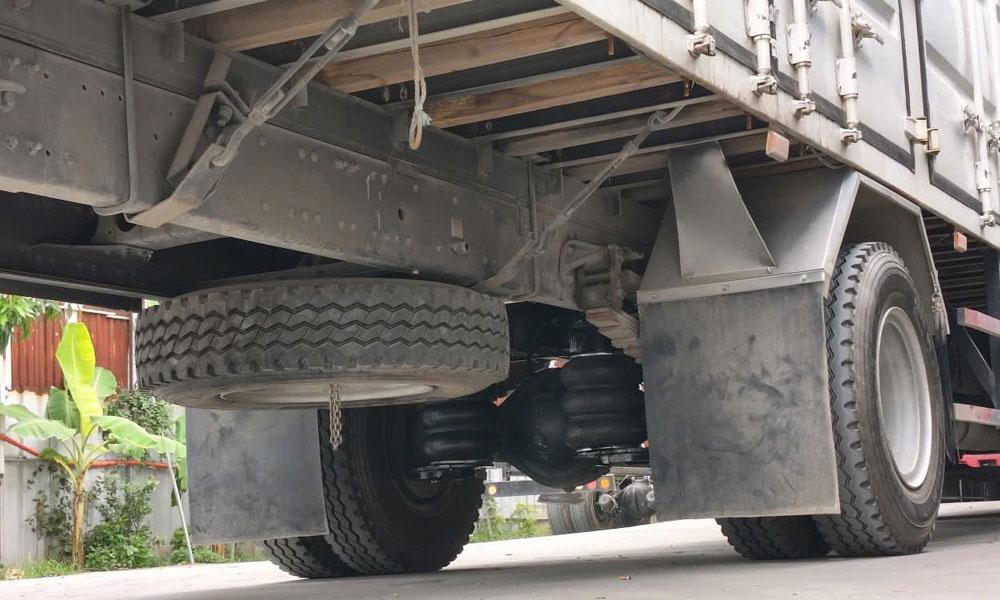 Lắp bóng hơi cho xe tải