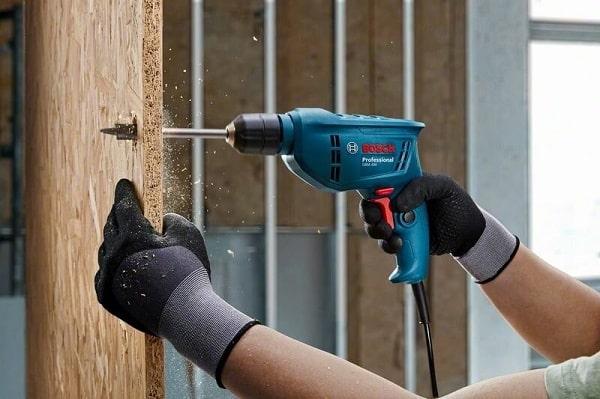 Máy khoan cầm tay hay máy khoan công nghiệp: Nên chọn loại nào?