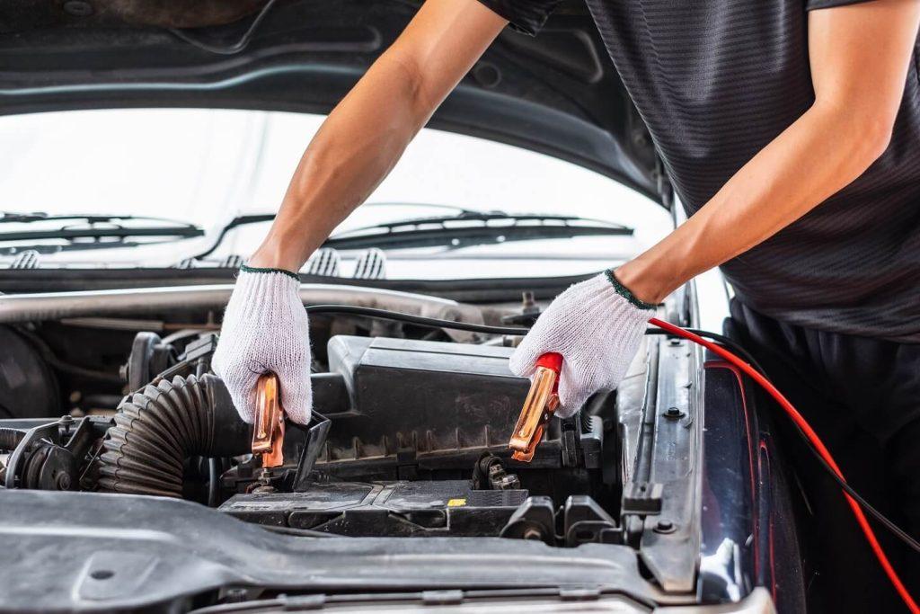Dịch vụ kích bình ắc quy, thay lốp dự phòng tận nơi 24/7