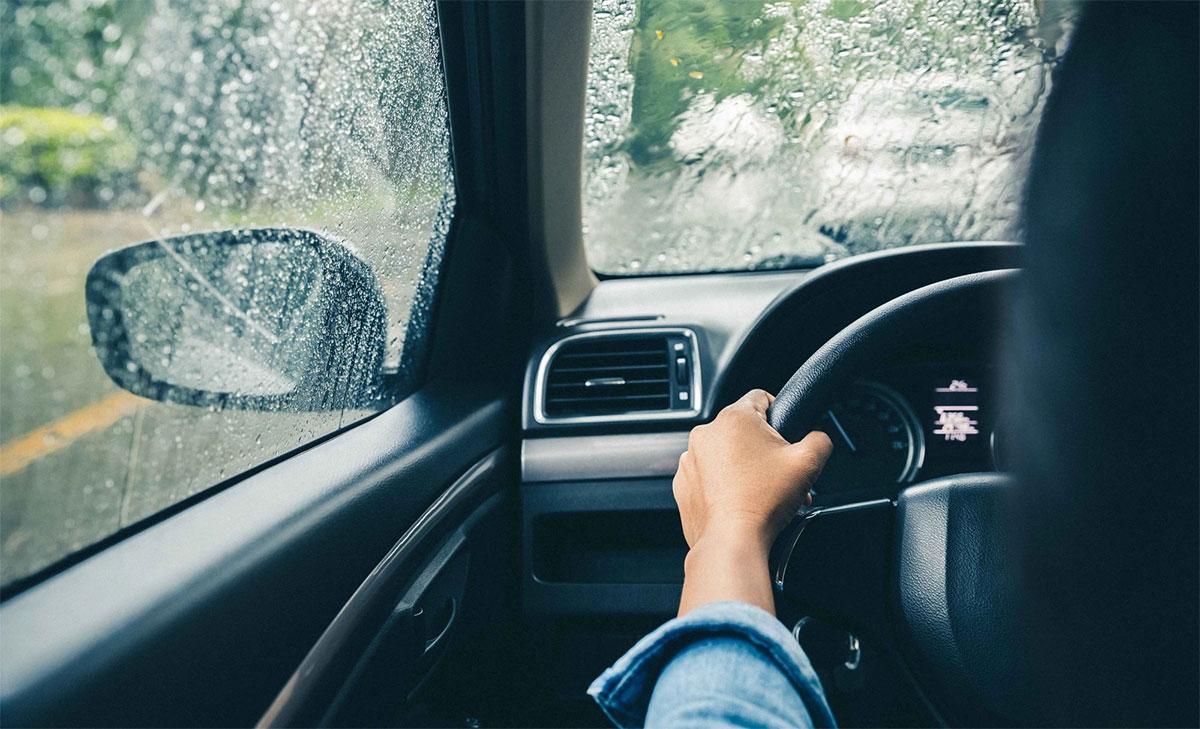 Bí quyết lái xe đường dài an toàn cho tài mới trong mùa mưa bão