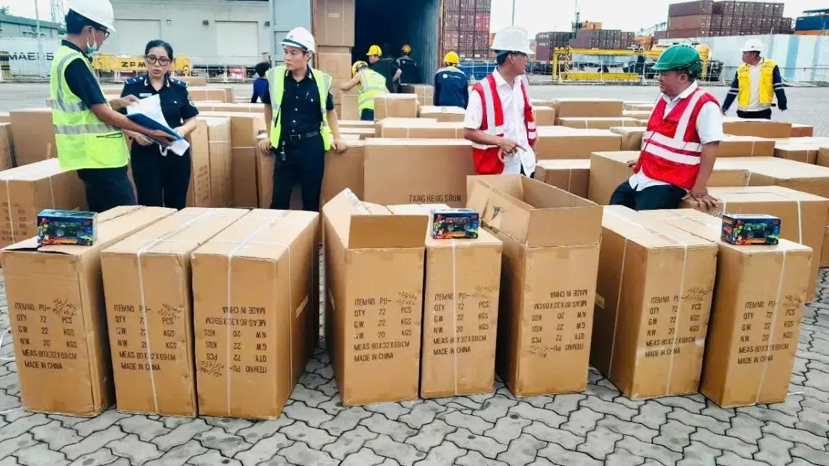 Hải quan phát hiện gần 12.000 sản phẩm thời trang, đồ chơi trẻ em nghi giả mạo