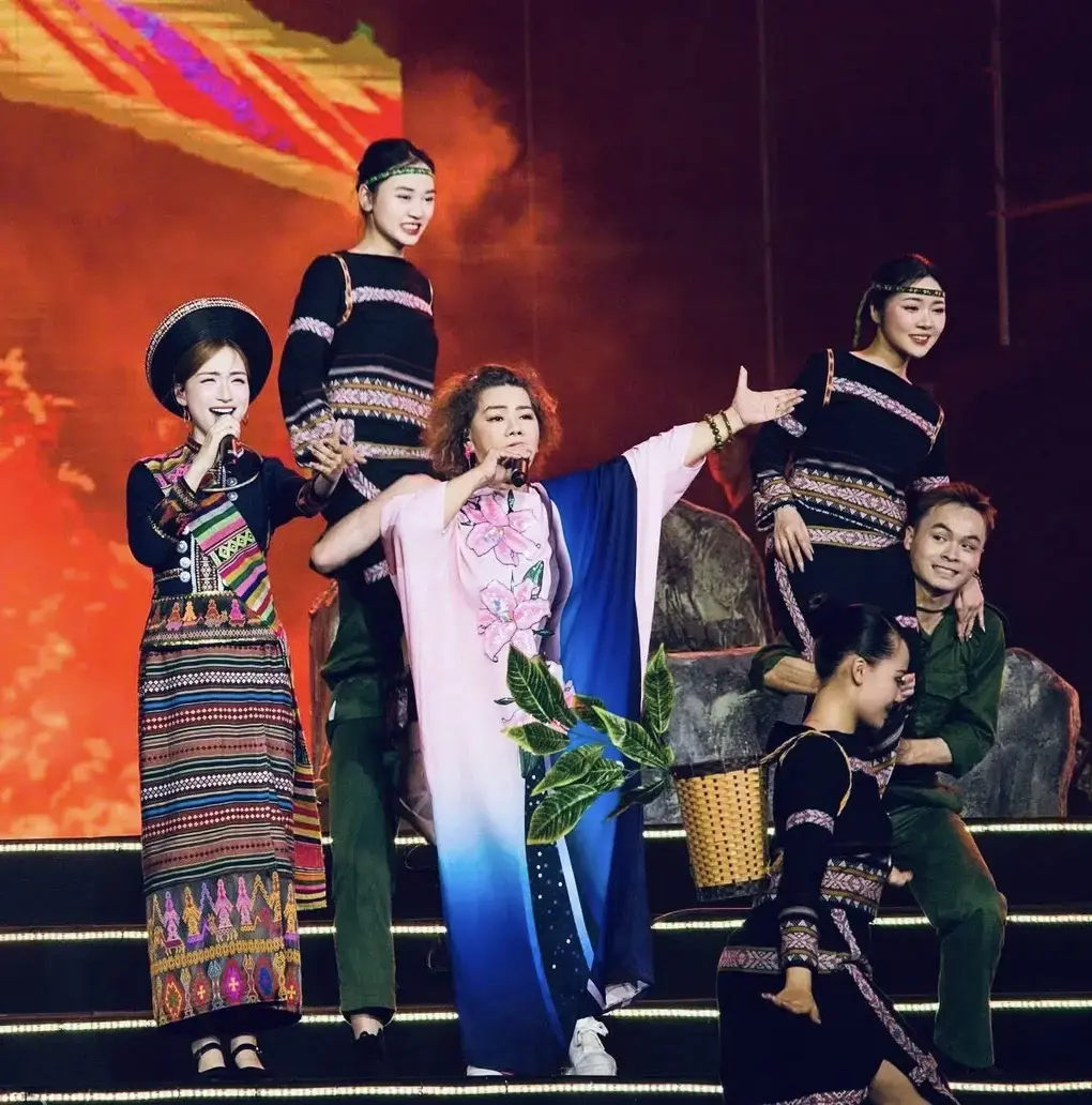 NSND Thanh Hoa tái hợp Hòa Minzy ở concert quy mô 50.000 người