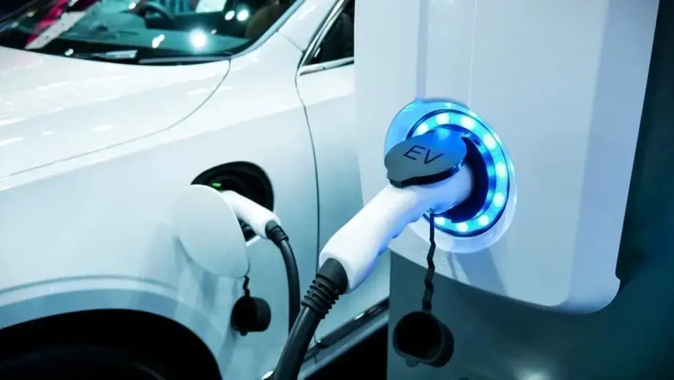 Rút ngắn thời gian sạc ngang với đổ xăng, xe điện bứt tốc giữa bão giá - 2