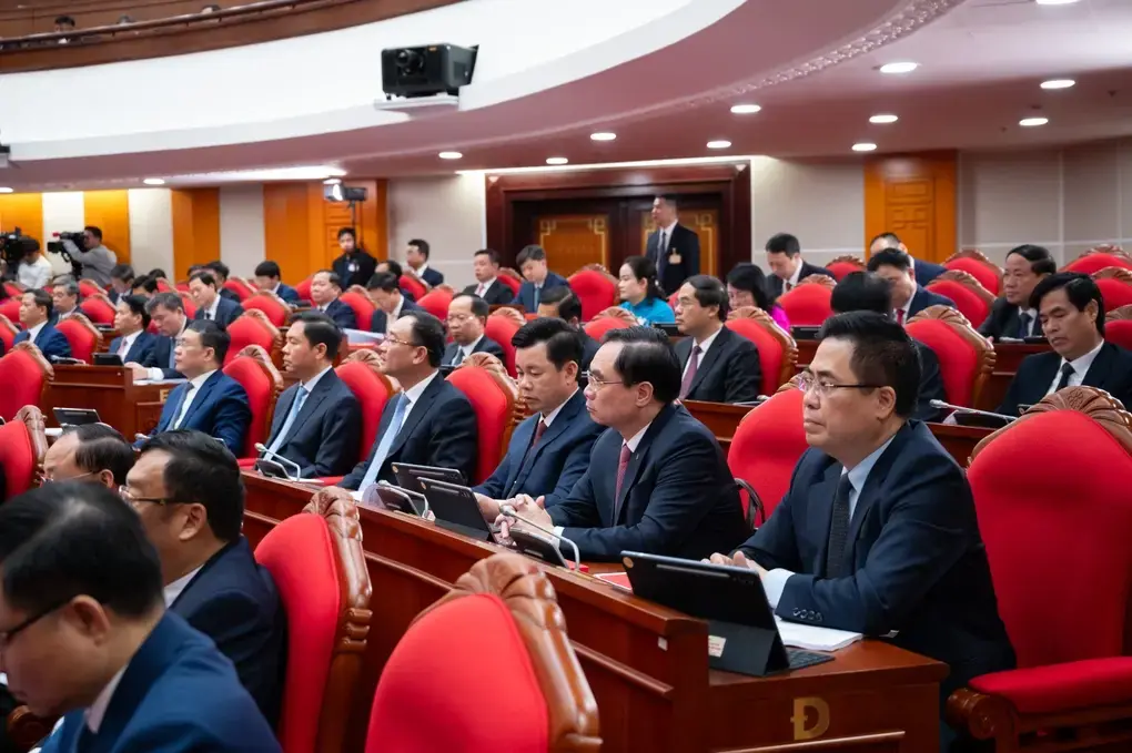 Bộ Ch&iacute;nh trị y&ecirc;u cầu x&acirc;y dựng phương &aacute;n bổ sung bi&ecirc;n chế, điều động c&aacute;n bộ - 1