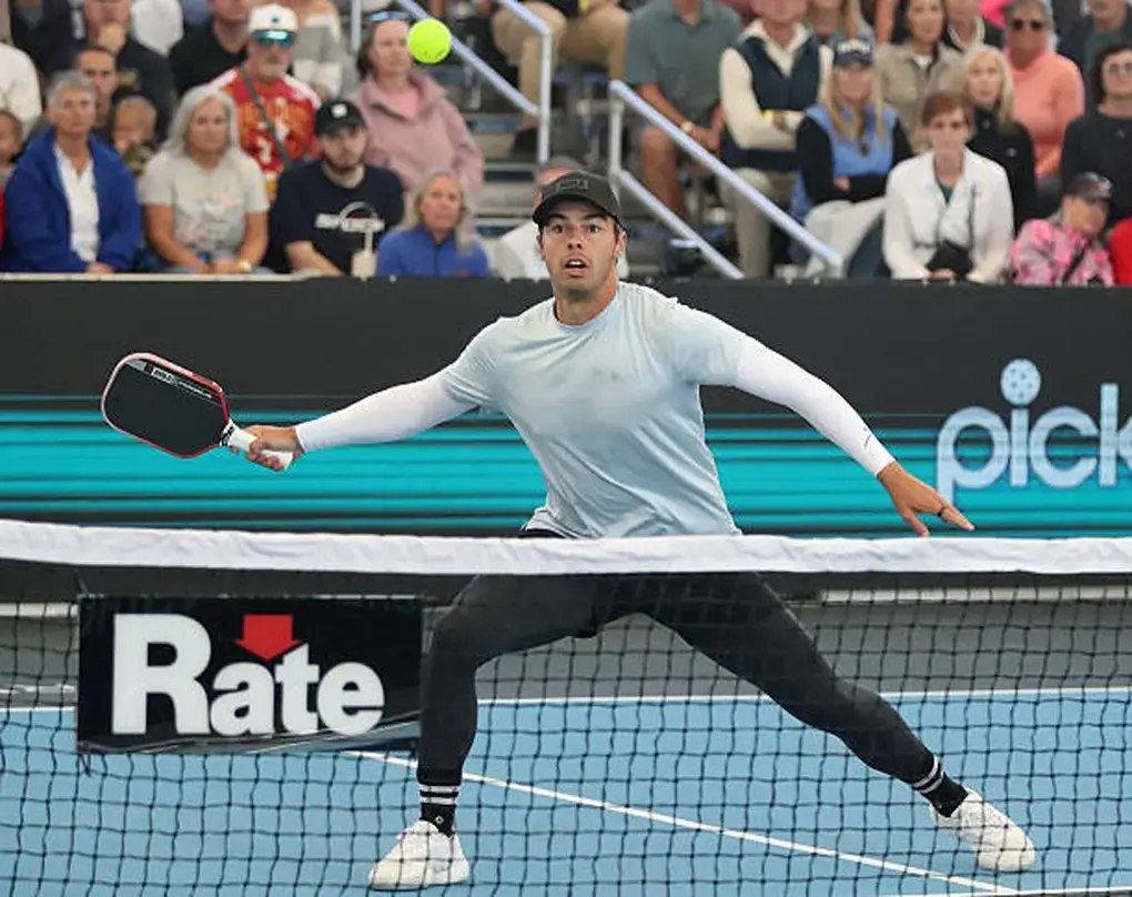 C&aacute;ch xử l&yacute; những c&uacute; đ&aacute;nh mạnh khi đứng lưới trong pickleball - 1