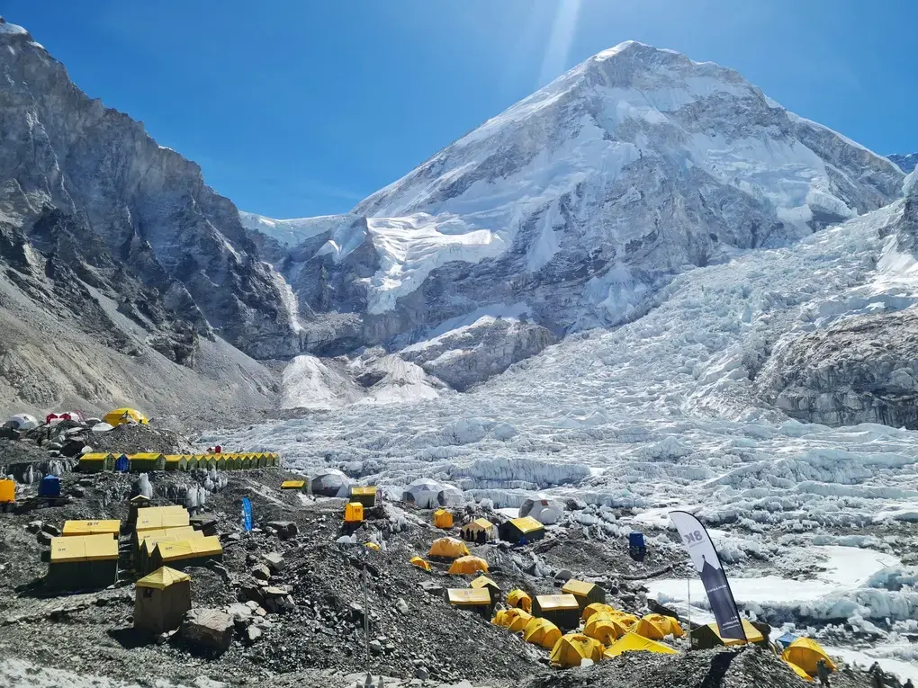 Hé lộ thủ đoạn gây sốc trong vụ đầu độc du khách trên đỉnh Everest - 1
