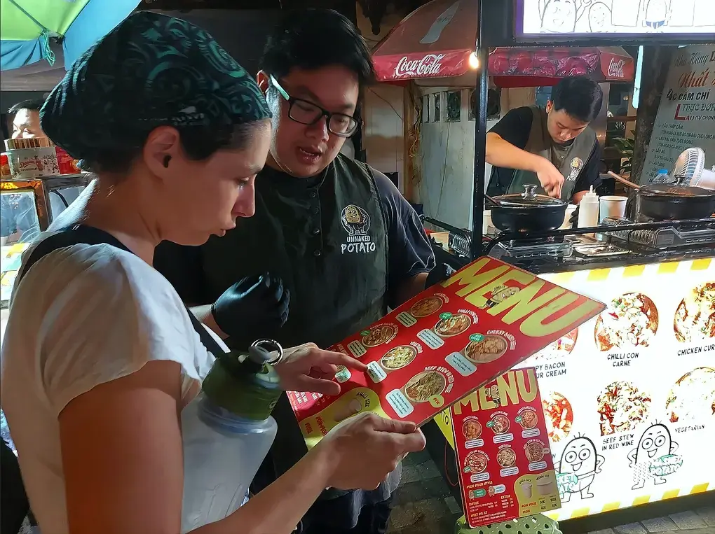 Quán ăn ở Hà Nội gây chú ý khi giảm giá cho khách gọi món... bằng tiếng Anh - 1
